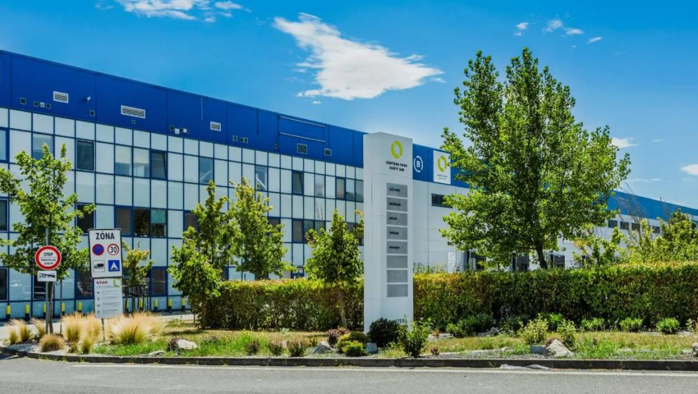 Moderný SKLAD/ Hala 3.300m2 na prenájom, s možnosťou kancelárií 680m2