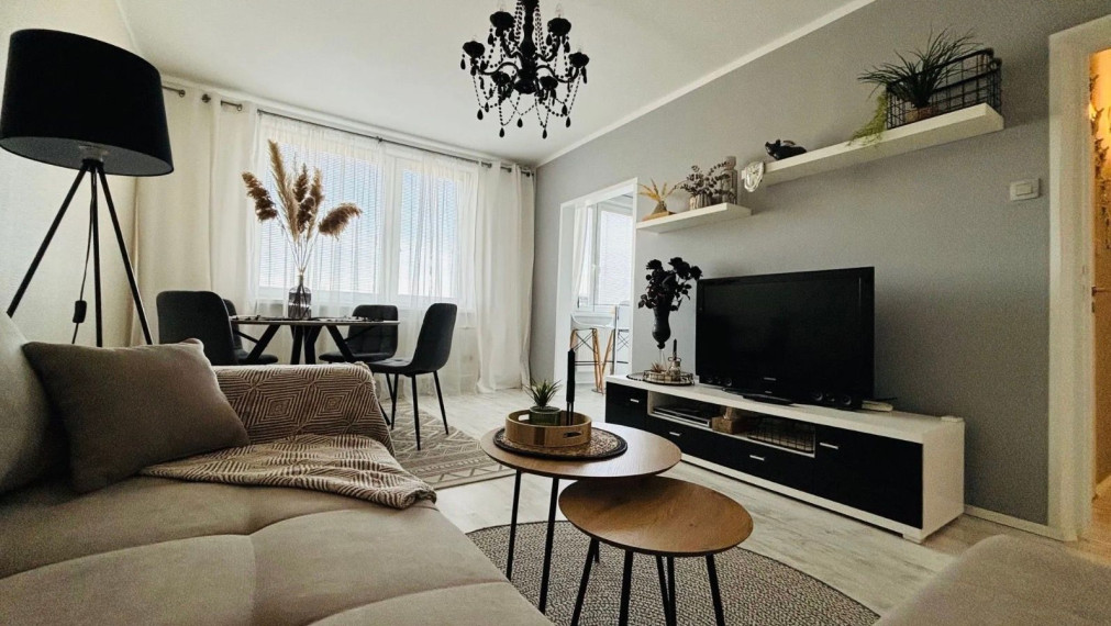 Na prenájom kompletne zariadený a zrekonštruovaný 2-izbový byt na Hodálovej ulici v Karlovej Vsi TOP