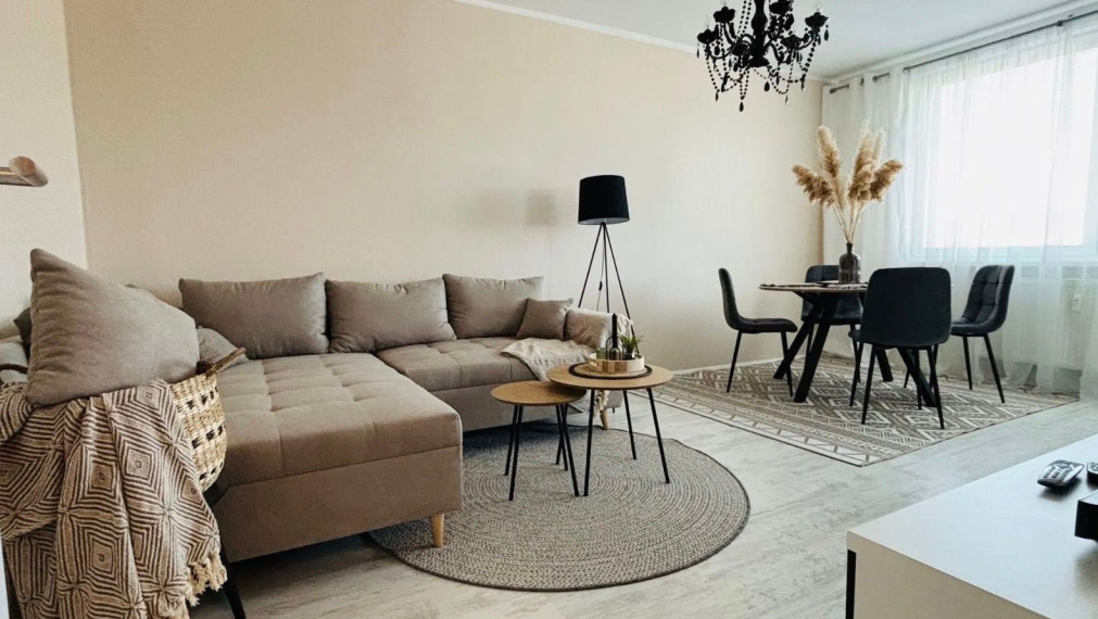 Na prenájom kompletne zariadený a zrekonštruovaný 2-izbový byt na Hodálovej ulici v Karlovej Vsi TOP