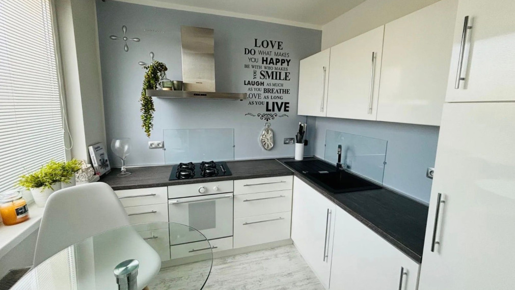 Na prenájom kompletne zariadený a zrekonštruovaný 2-izbový byt na Hodálovej ulici v Karlovej Vsi TOP