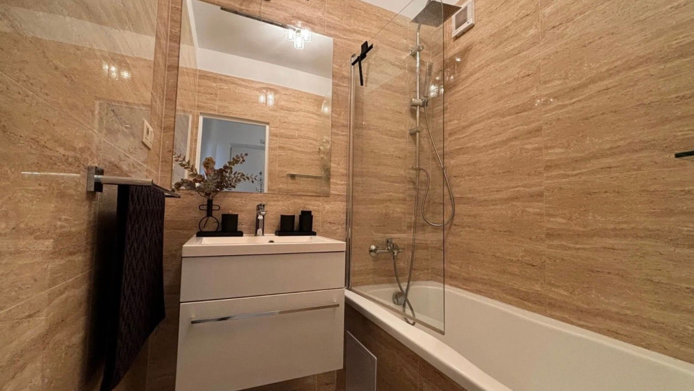 Na prenájom kompletne zariadený a zrekonštruovaný 2-izbový byt na Hodálovej ulici v Karlovej Vsi TOP