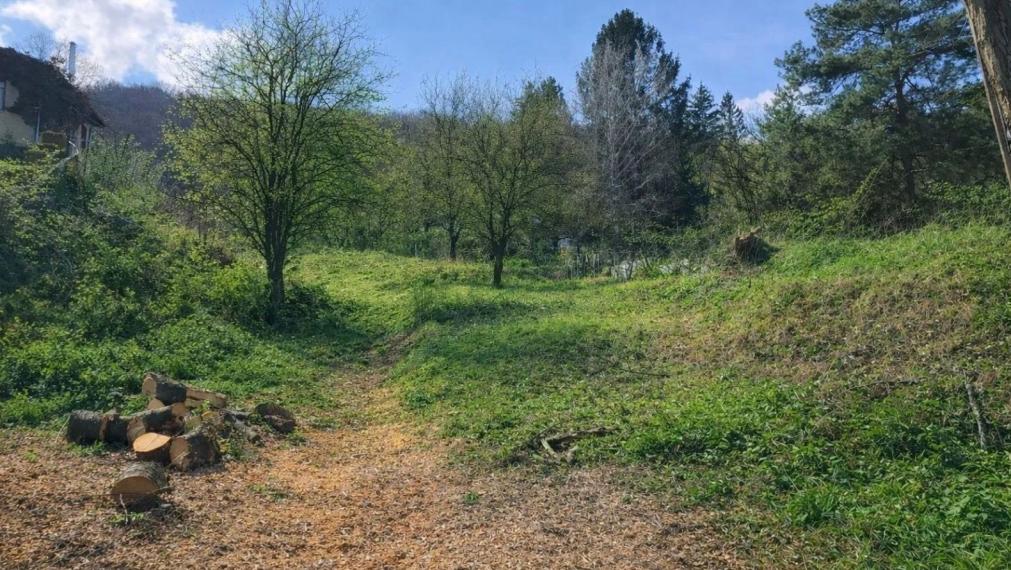 Na predaj stavebný pozemok o výmere 873 m2 situovaný v tichej časti Bratislavy IV TOP