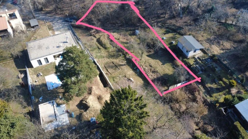 Na predaj stavebný pozemok o výmere 873 m2 situovaný v tichej časti Bratislavy IV TOP