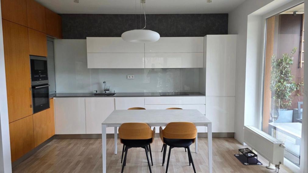 Na prenájom priestranný, svetlý a kompletne zariadený 3-izbový byt - Bratislava V TOP