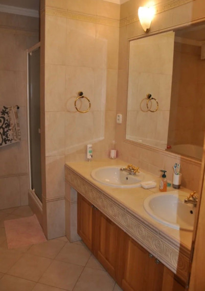 Na prenájom elegantný klimatizovaný 4-izbový byt - Bratislava I TOP