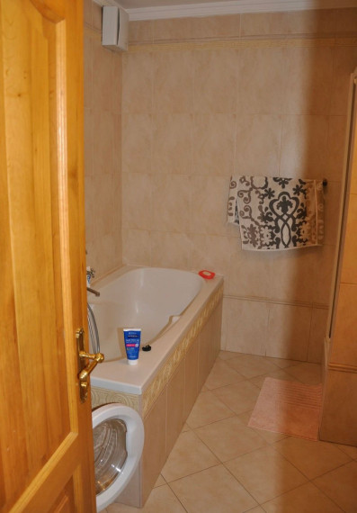 Na prenájom elegantný klimatizovaný 4-izbový byt - Bratislava I TOP