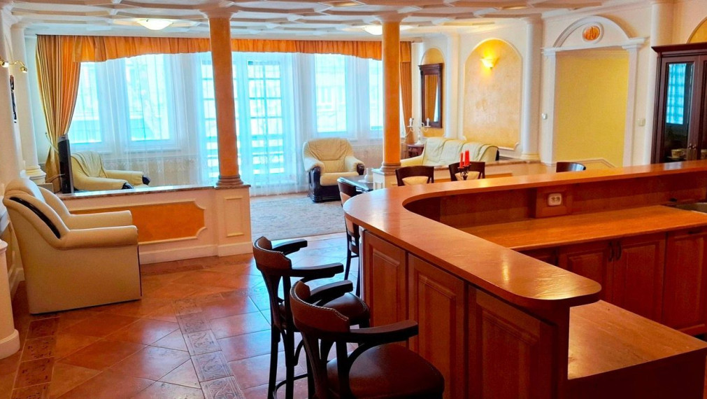 Na prenájom elegantný klimatizovaný 4-izbový byt - Bratislava I TOP