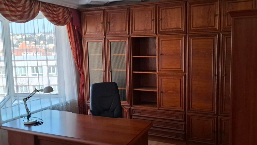 Na prenájom elegantný klimatizovaný 4-izbový byt - Bratislava I TOP