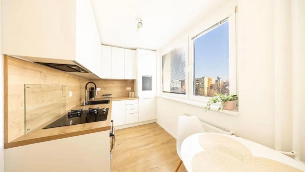 Na prenájom slnečný a priestranný 2-izbový byt na Rezedovej ul. - Bratislava II TOP