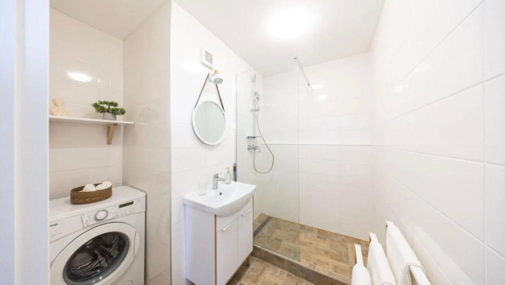 Na prenájom slnečný a priestranný 2-izbový byt na Rezedovej ul. - Bratislava II TOP