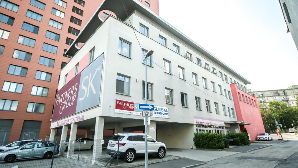 Reprezentatívna polyfunkčná budova so skladom a parkovaním v atraktívnej lokalite, Bratislava - Nové Mesto
