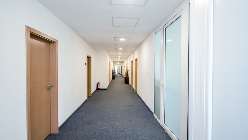Reprezentatívna polyfunkčná budova so skladom a parkovaním v atraktívnej lokalite, Bratislava - Nové Mesto