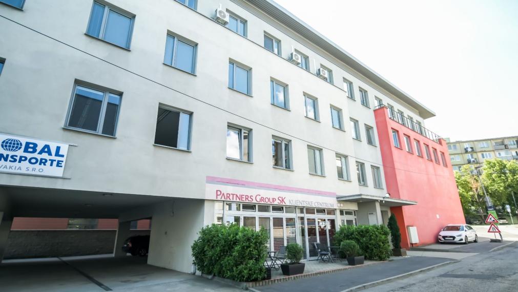 Reprezentatívna polyfunkčná budova so skladom a parkovaním v atraktívnej lokalite, Bratislava - Nové Mesto