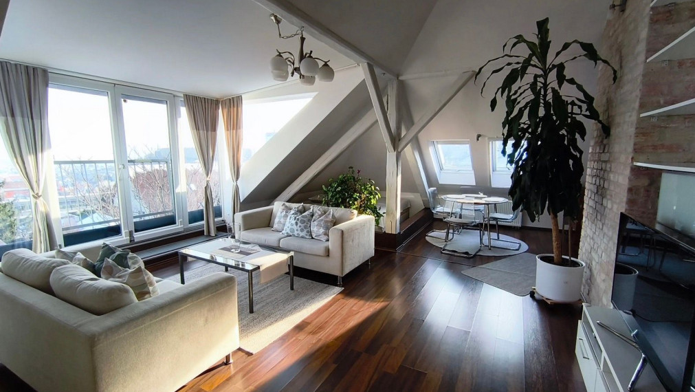 Na prenájom 2-izbový podkrovný byt s francúzskym balkónom a s garážou, Bratislava I TOP