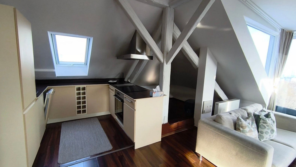 Na prenájom 2-izbový podkrovný byt s francúzskym balkónom a s garážou, Bratislava I TOP