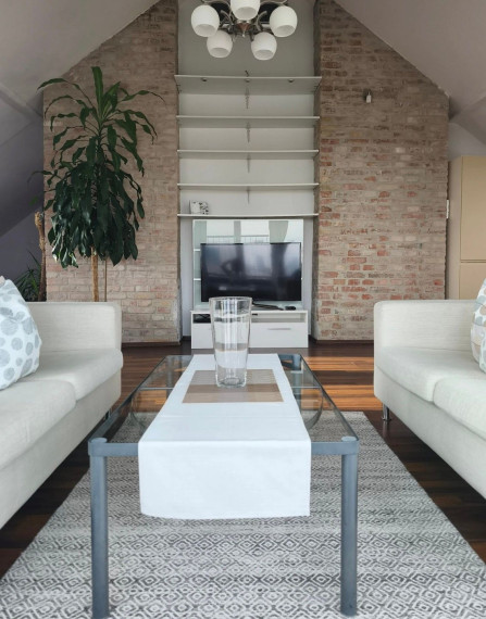 Na prenájom 2-izbový podkrovný byt s francúzskym balkónom a s garážou, Bratislava I TOP