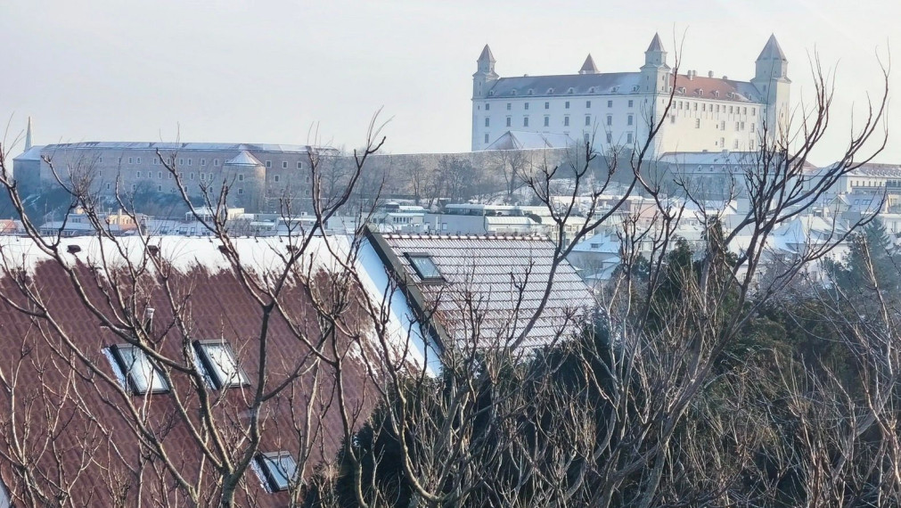 Na prenájom 2-izbový podkrovný byt s francúzskym balkónom a s garážou, Bratislava I TOP