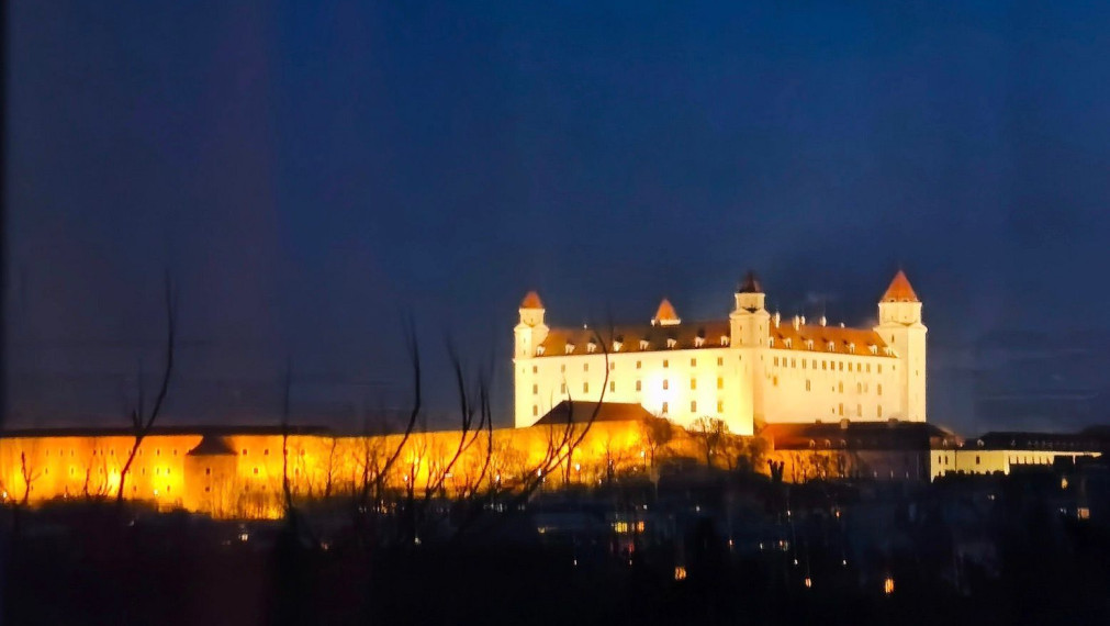 Na prenájom 2-izbový podkrovný byt s francúzskym balkónom a s garážou, Bratislava I TOP