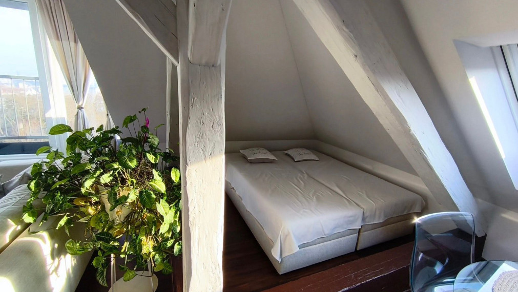 Na prenájom 2-izbový podkrovný byt s francúzskym balkónom a s garážou, Bratislava I TOP