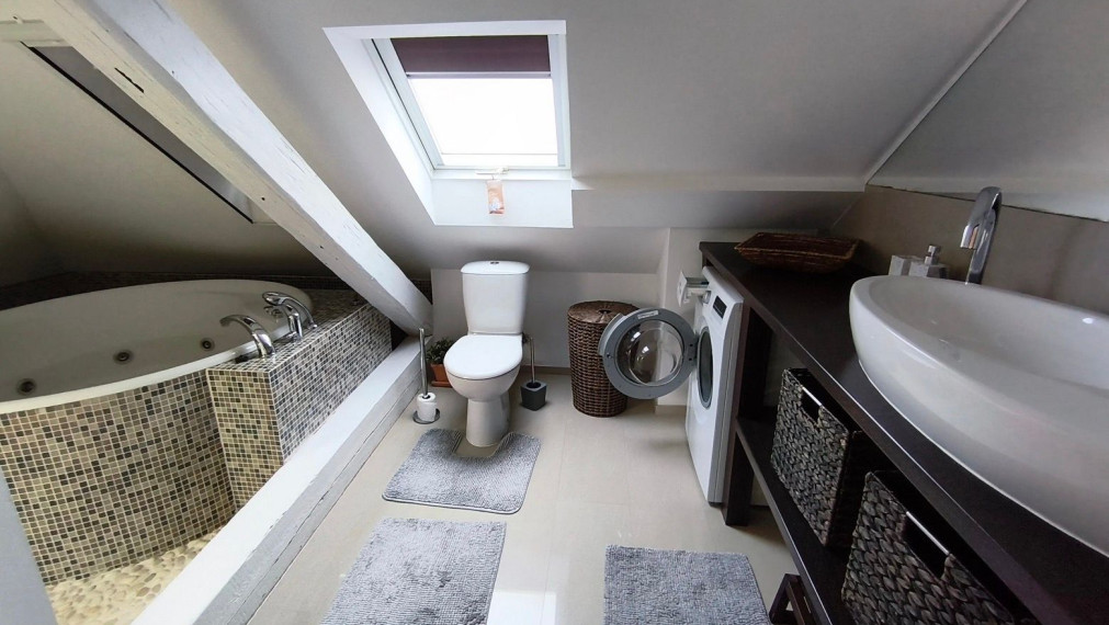 Na prenájom 2-izbový podkrovný byt s francúzskym balkónom a s garážou, Bratislava I TOP