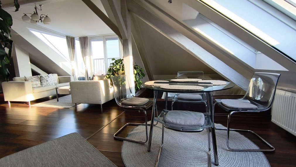 Na prenájom 2-izbový podkrovný byt s francúzskym balkónom a s garážou, Bratislava I TOP