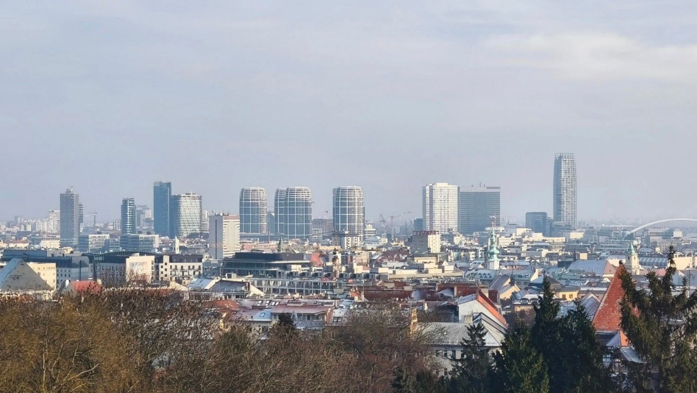 Na prenájom 2-izbový podkrovný byt s francúzskym balkónom a s garážou, Bratislava I TOP