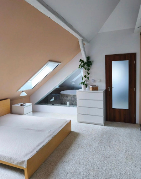 Na prenájom 2-izbový podkrovný byt s francúzskym balkónom a s garážou, Bratislava I TOP