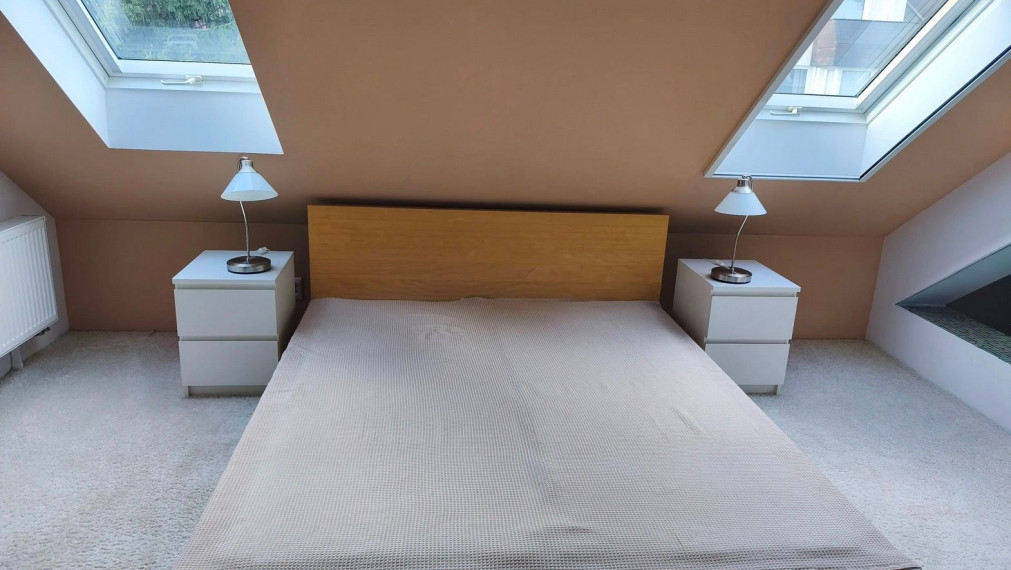 Na prenájom 2-izbový podkrovný byt s francúzskym balkónom a s garážou, Bratislava I TOP