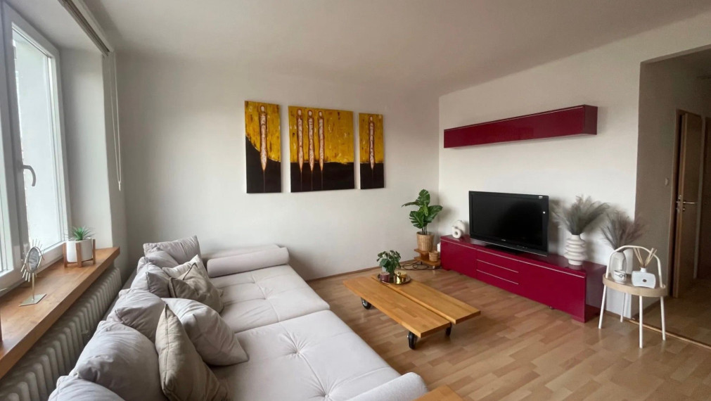 Na prenájom krásny slnečný 2-izbový byt v centre Bratislavy TOP