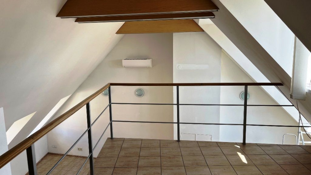 Podkrovný / kancelársky priestor s krásnym výhľadom na prenájom, Bratislava I 