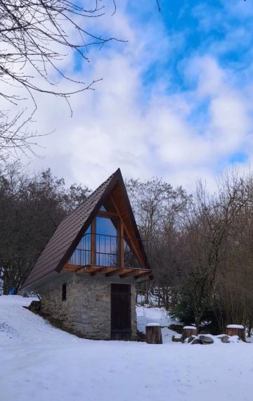 Na predaj unikátna útulná chata na okraji lesa – Malé Karpaty TOP