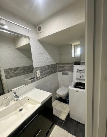 Na prenájom štýlový, kompletne zariadený a nedávno zrekonštruovaný 2-izbový byt, Bratislava I