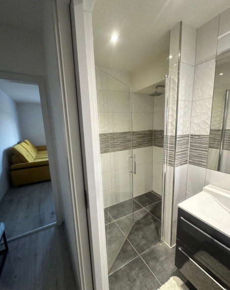 Na prenájom štýlový, kompletne zariadený a nedávno zrekonštruovaný 2-izbový byt, Bratislava I