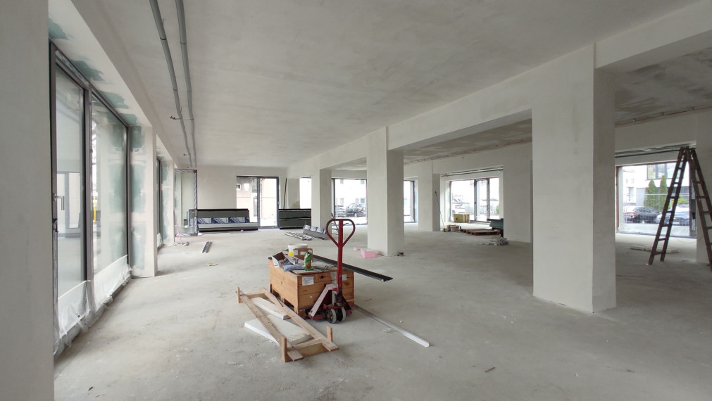 Nové SHOWROOM/obchodné priestory s výkladmi na prenájom – Slovnaftská, Bratislava  II