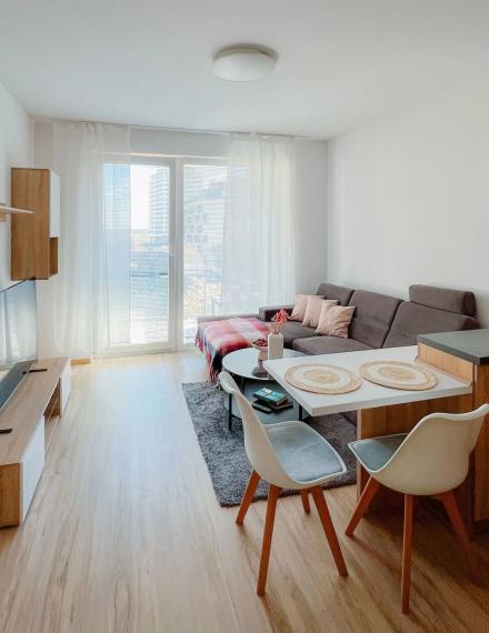 Na prenájom moderný, kompletne zariadený 2-izbový byt na ul. Zuzany Chalupovej TOP