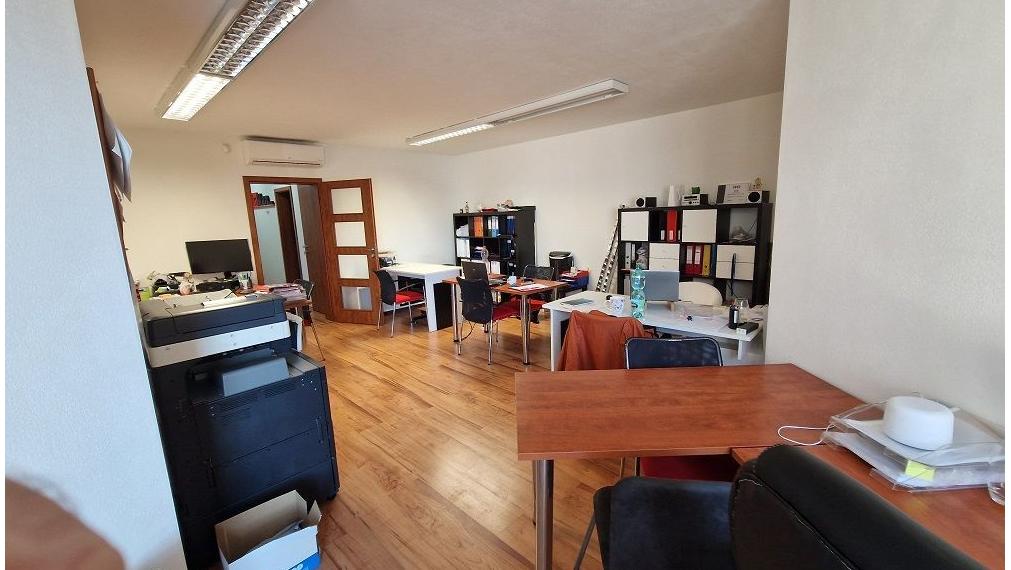 Kancelársky priestor na lukratívnom frekventovanom mieste v Senci