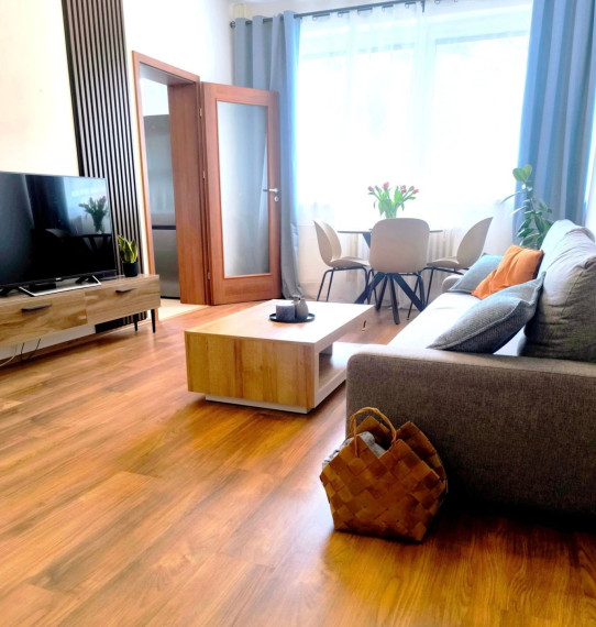 Na prenájom kompletne zariadený 2-izbový byt v Karlovej Vsi TOP