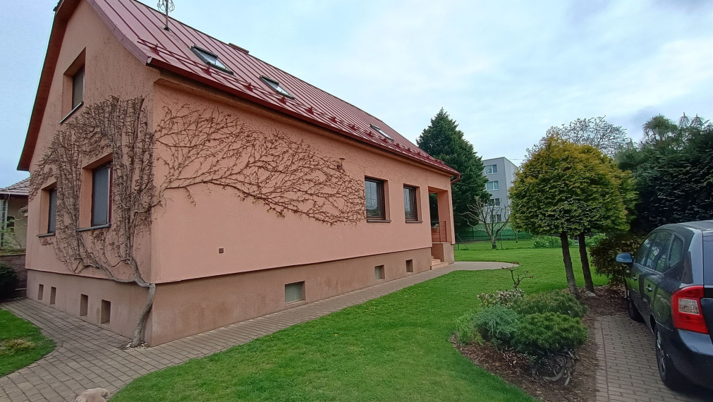 Priestranný rodinný dom s veľkorysým pozemkom v tichej časti centra Malaciek