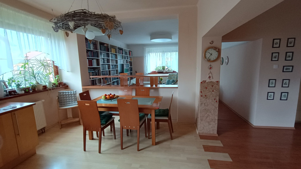 Priestranný rodinný dom s veľkorysým pozemkom v tichej časti centra Malaciek