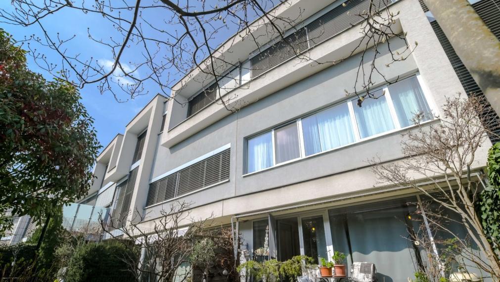 Moderný 4‑úrovňový rodinný dom so záhradou, balkónom a garážou na predaj TOP