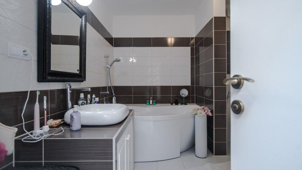 Moderný 4‑úrovňový rodinný dom so záhradou, balkónom a garážou na predaj TOP