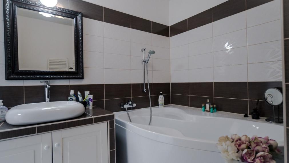 Moderný 4‑úrovňový rodinný dom so záhradou, balkónom a garážou na predaj TOP