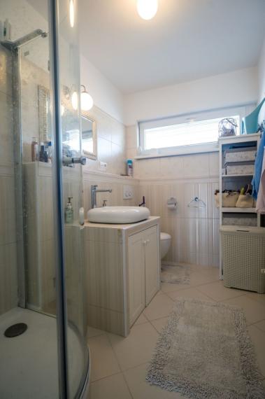 Moderný 4‑úrovňový rodinný dom so záhradou, balkónom a garážou na predaj TOP