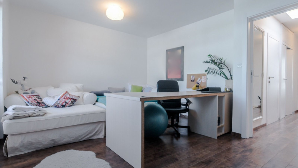 Moderný 4‑úrovňový rodinný dom so záhradou, balkónom a garážou na predaj TOP