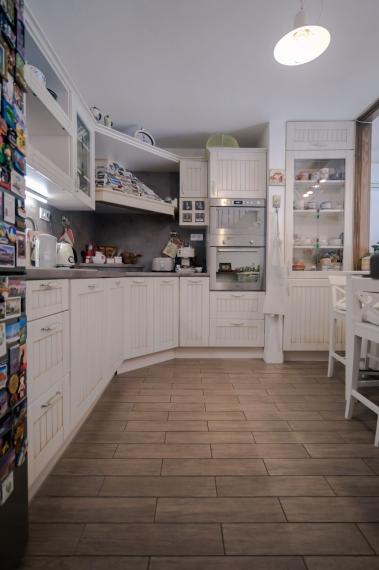 Moderný 4‑úrovňový rodinný dom so záhradou, balkónom a garážou na predaj TOP