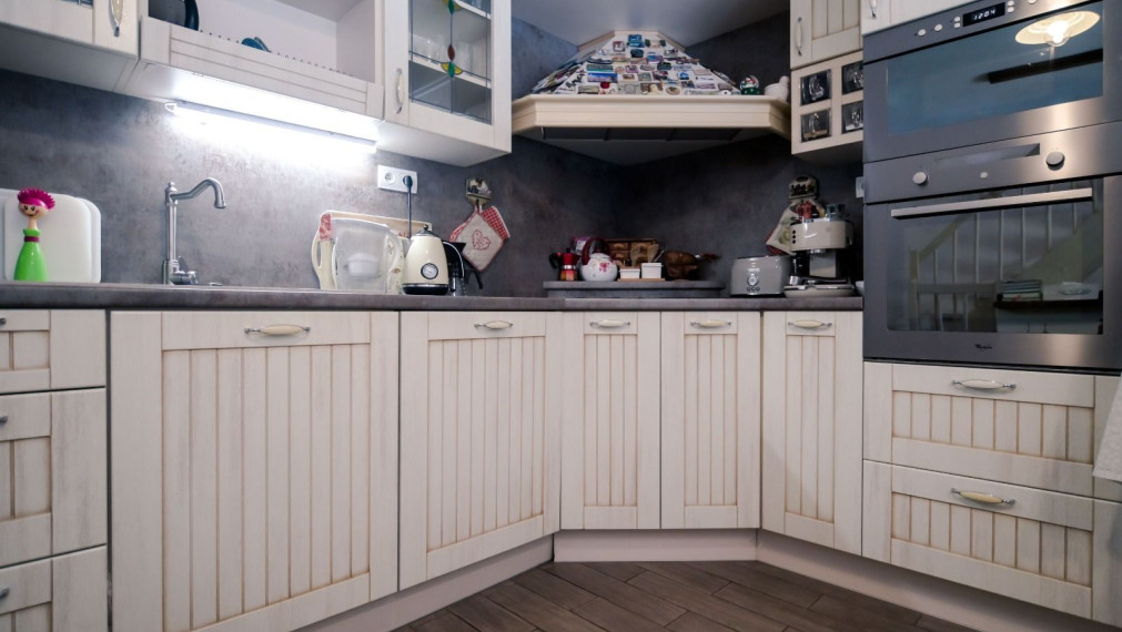 Moderný 4‑úrovňový rodinný dom so záhradou, balkónom a garážou na predaj TOP