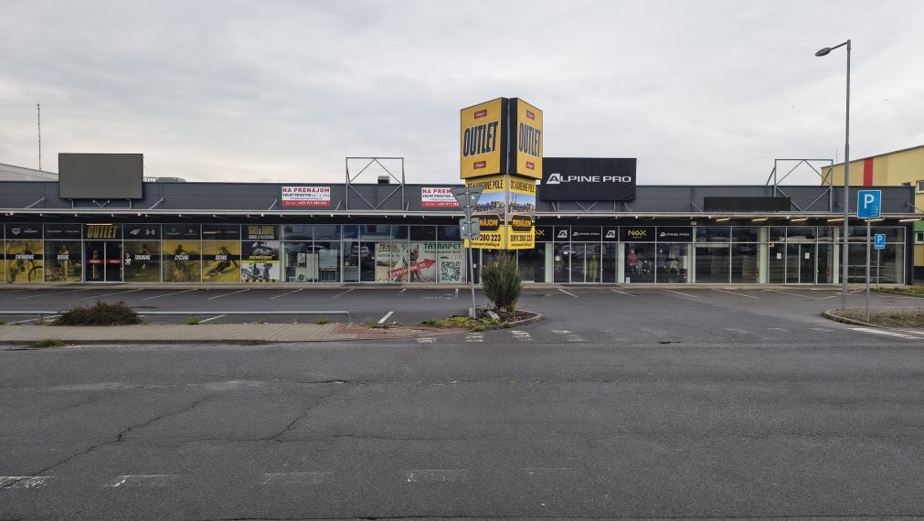 SHOWROOM/Obchodný priestor v nákupnom centre v lokalite Kamenné Pole - Liptovský Mikuláš, 484,05m2