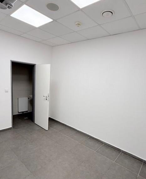 815 m² obchodný priestor na prenájom v etablovanom obchodnom centre na Pestovateľskej ulici v Bratislave, napojenie na D1 smer Žilina