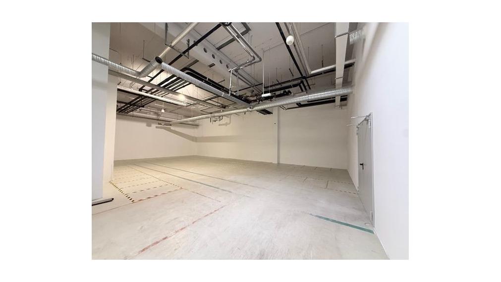 815 m² obchodný priestor na prenájom v etablovanom obchodnom centre na Pestovateľskej ulici v Bratislave, napojenie na D1 smer Žilina