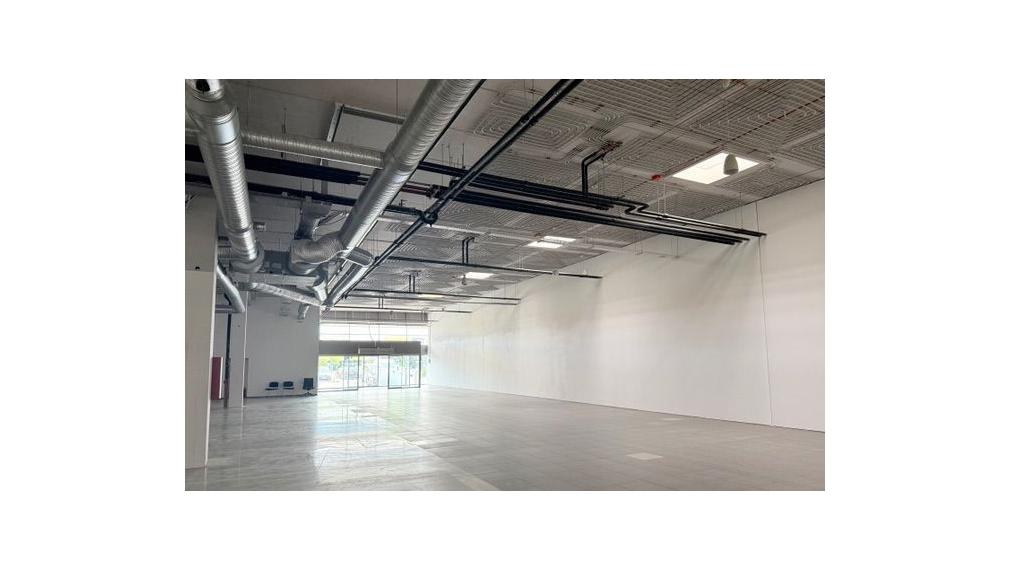 815 m² obchodný priestor na prenájom v etablovanom obchodnom centre na Pestovateľskej ulici v Bratislave, napojenie na D1 smer Žilina